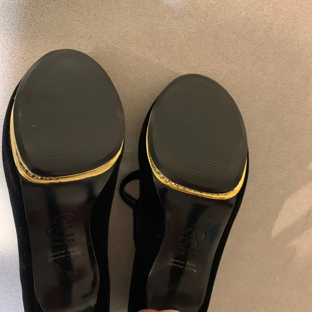 NWOB Adrianna Papell Black Velvet Leather Platform Pumps sz 8.5 M